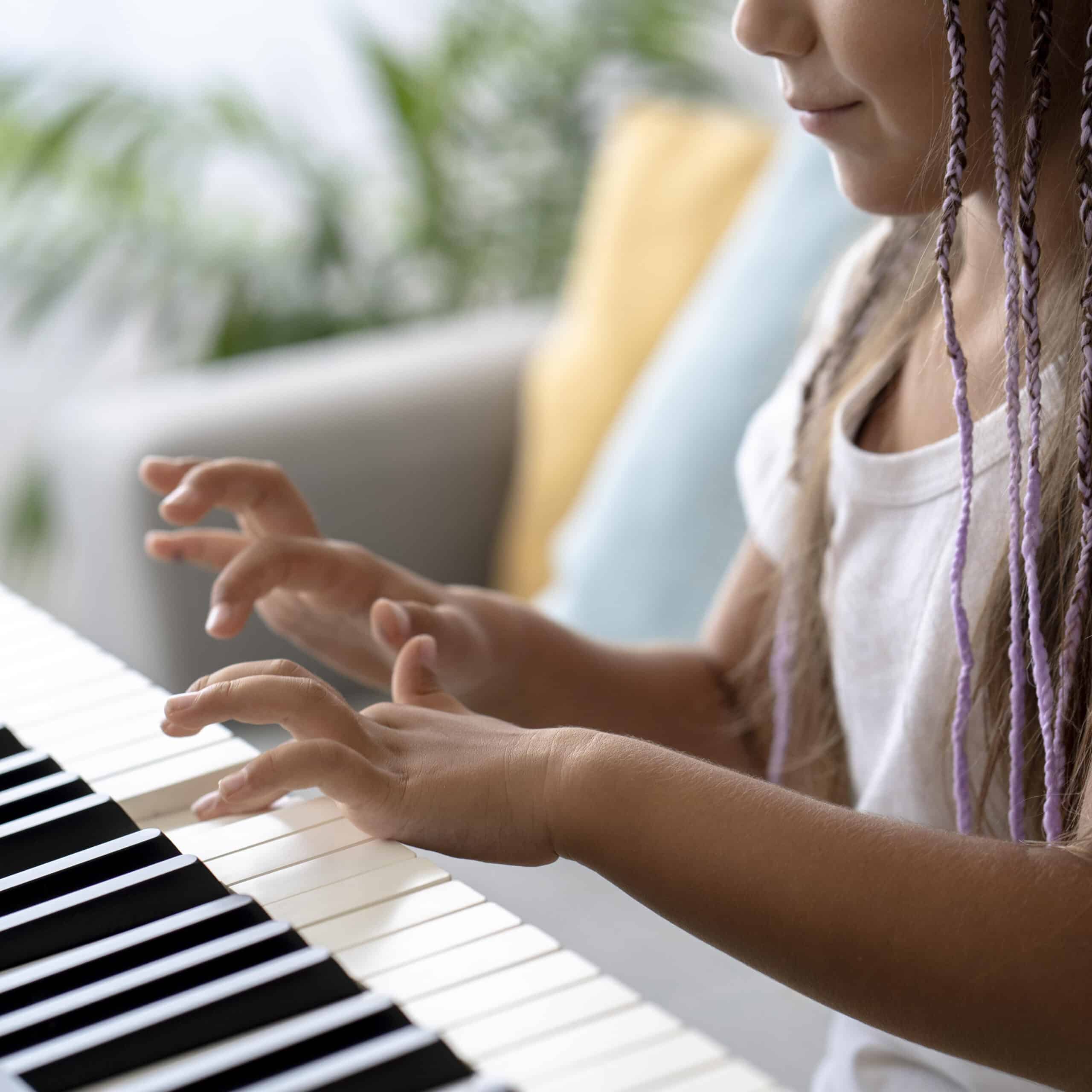 madchen-das-zu-hause-klavier-spielt